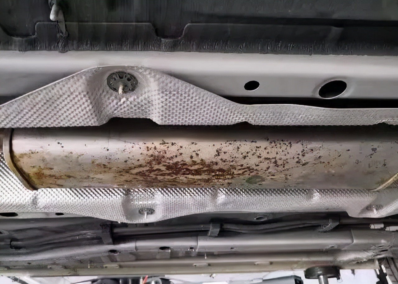 刚买的新车车漆有锈迹怎么处理,新车底盘有锈迹正常吗