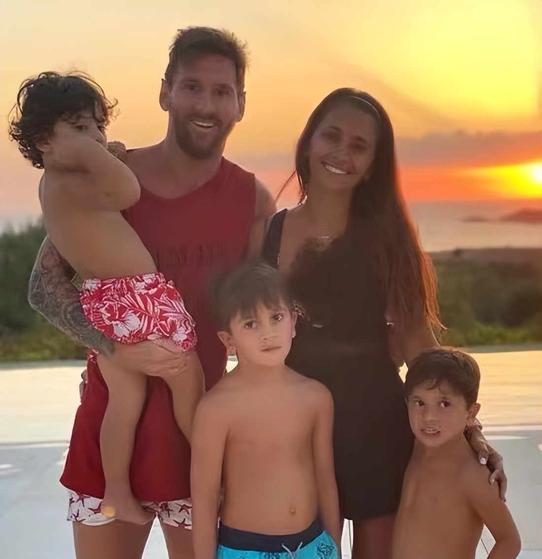 梅西妻子亮相惊艳众人,梅西妻子走红毯