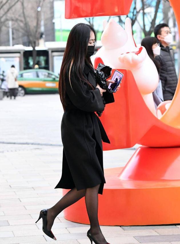 黑色短袜靴高跟怎么搭配衣服,女生穿黑色丝绒袜和黑色高跟鞋