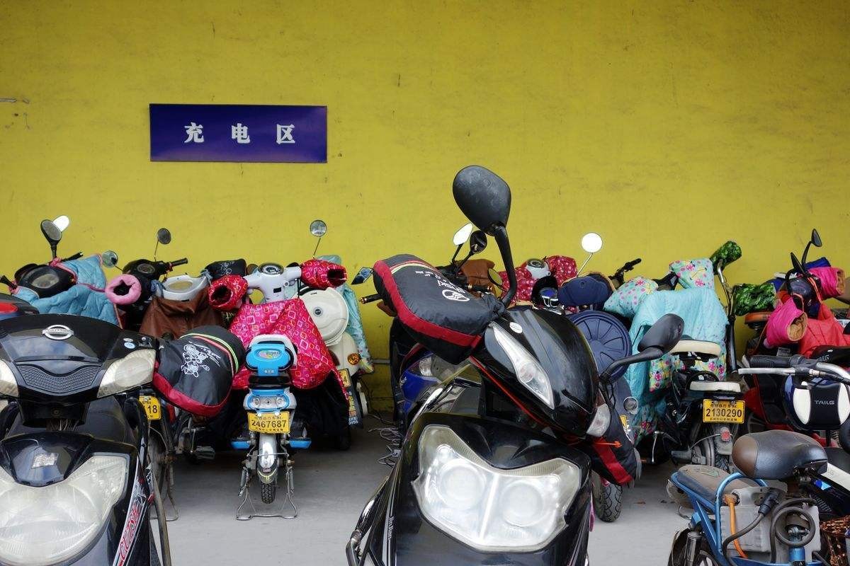 铅酸电池和锂电池电动车充电区别,铅酸电池能用锂电池充电器充电吗