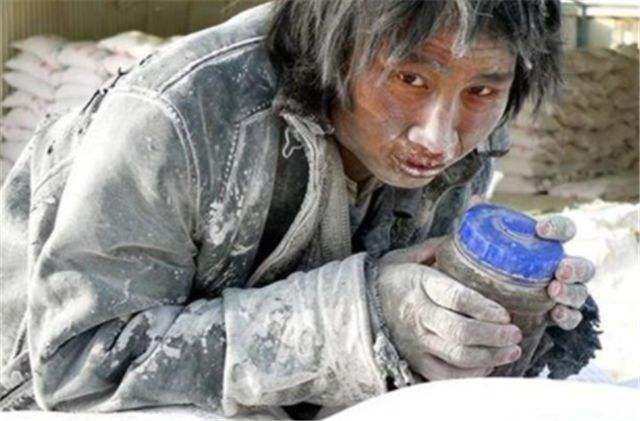 假扮乞丐吃垃圾500块卖进黑窑厂,崔松旺黑窑厂老板最后怎么处理