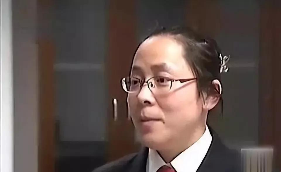 离谱女子,女子向男闺蜜炫耀纹身全集