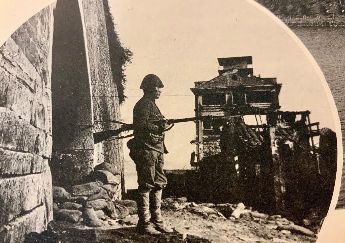 老照片里的汉奸,两个女汉奸与日寇合影