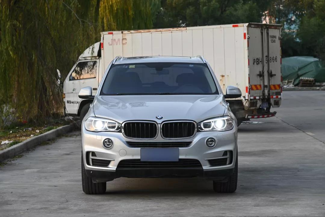 二手宝马x5黑武士顶配14款价格,银灰色二手柴油版宝马x5