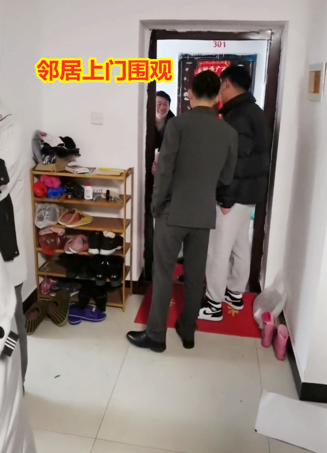 伴娘拦门要多少红包,伴娘堵房门要红包被误伤