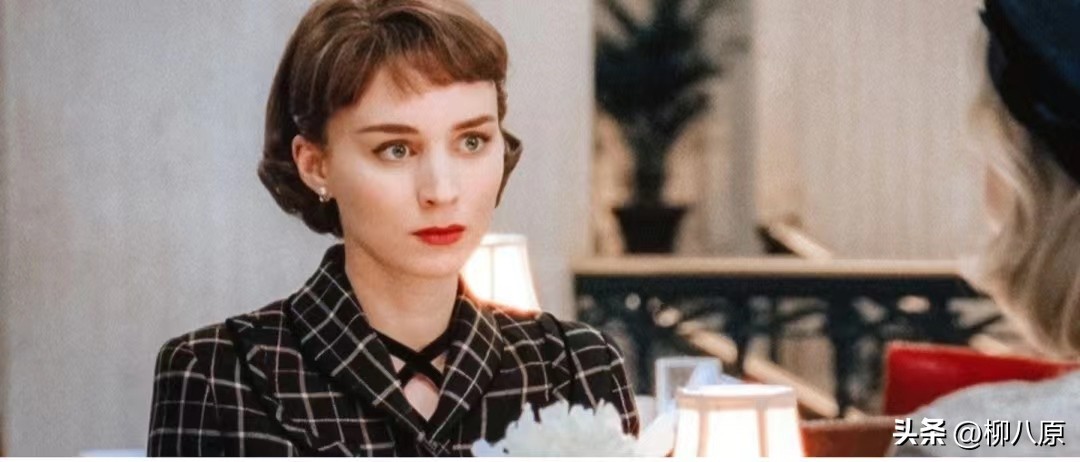 美国影片《卡罗尔》运用了很多的追踪镜头和手持镜头有什么目的？