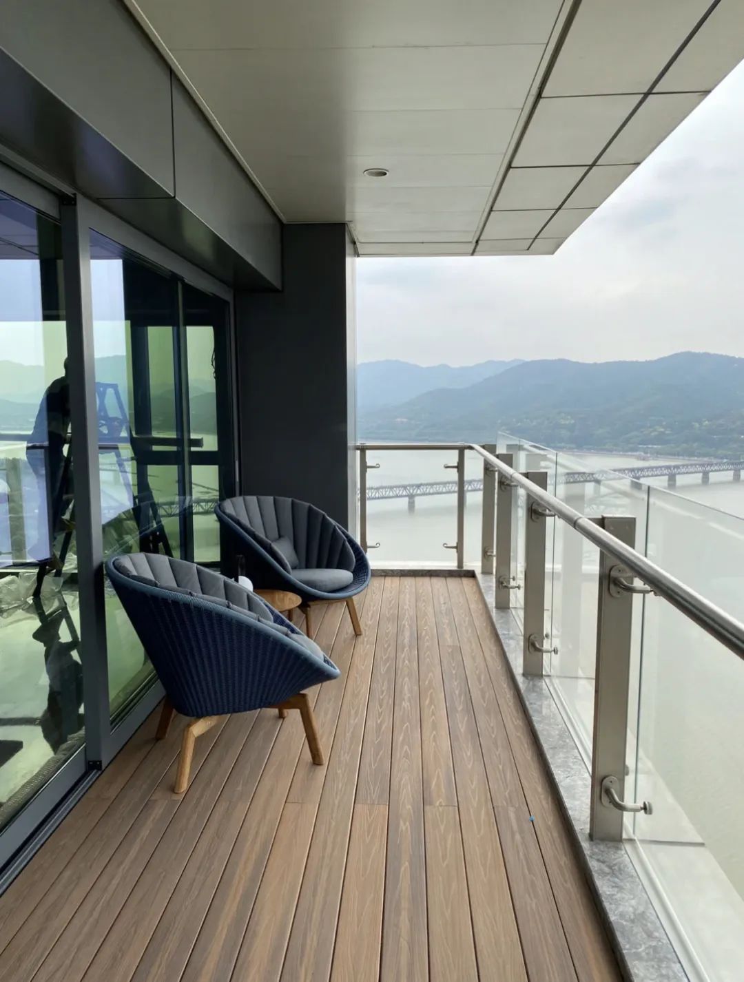 阳台用瓷砖好还是防腐木好,阳台地面铺防腐木好还是地砖好