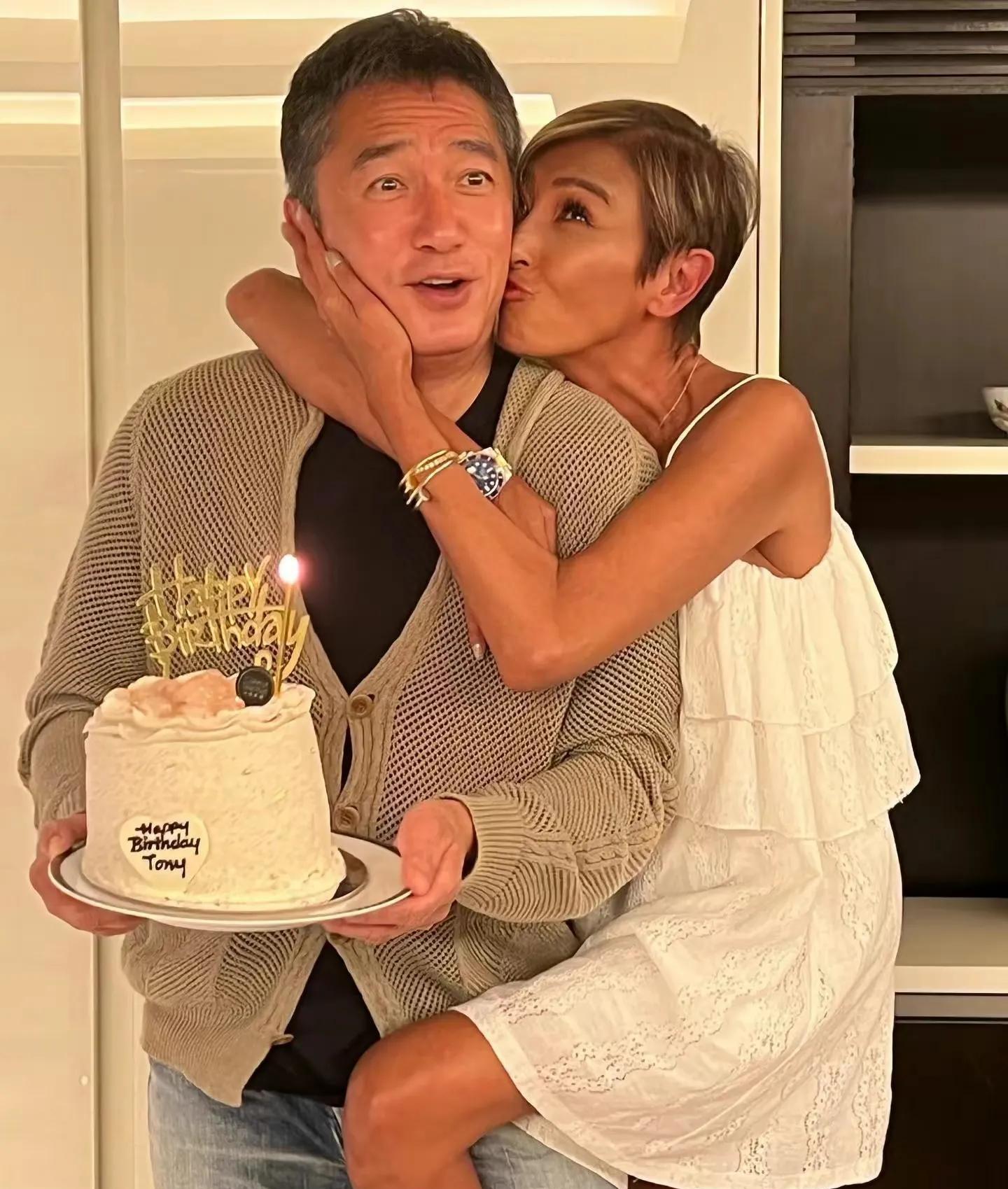 梁朝伟和女星亲密合照,梁朝伟亲吻刘嘉玲金鸡奖