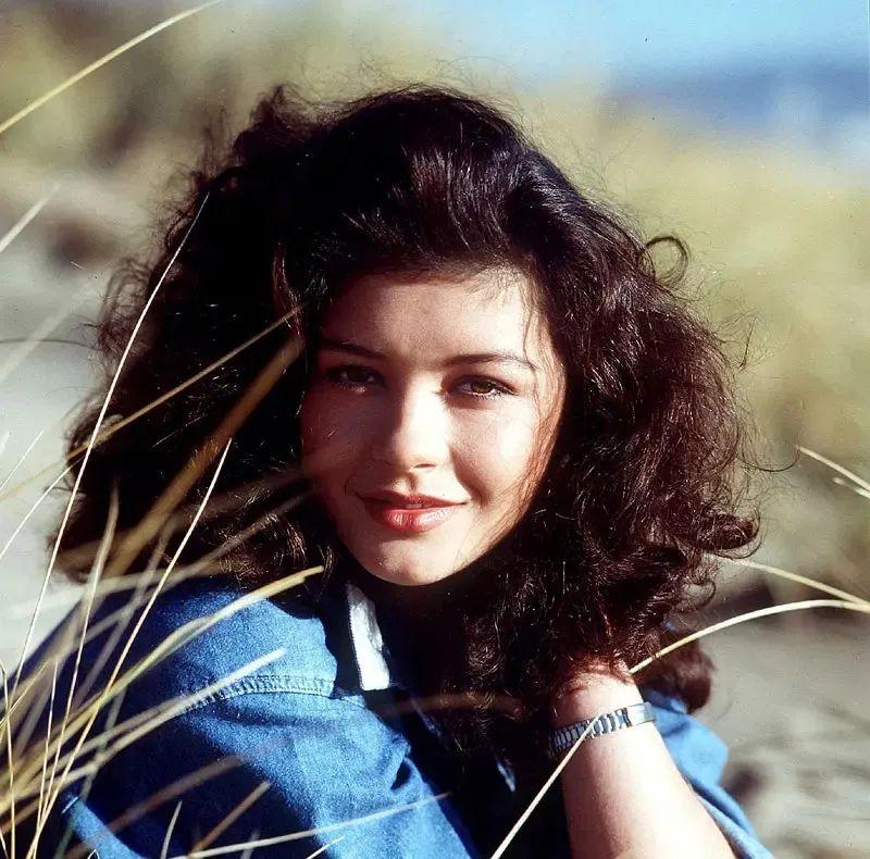 泽塔·琼斯：守了花心老公23年，女儿像父亲，儿子遗传她的高颜值