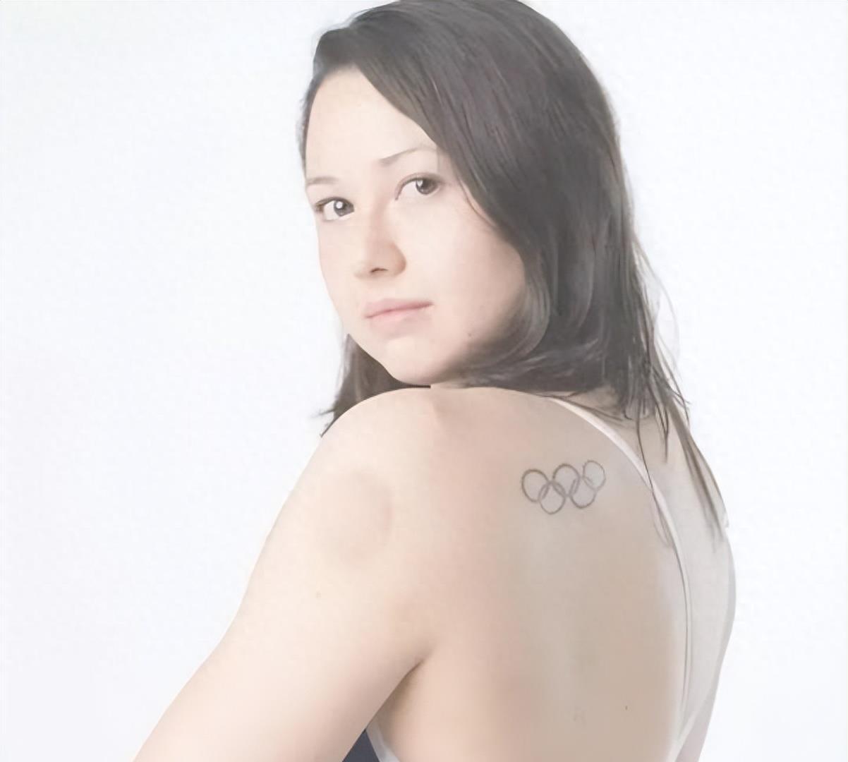 何诗蓓夺冠奏国歌,何诗蓓破世界纪录