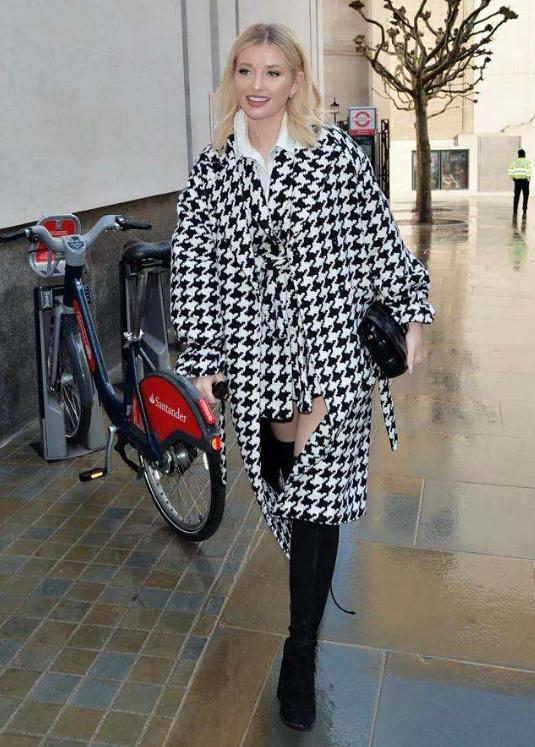 娱乐圈女星人手一件的“千鸟格大衣”，干练高质感，休闲又百搭