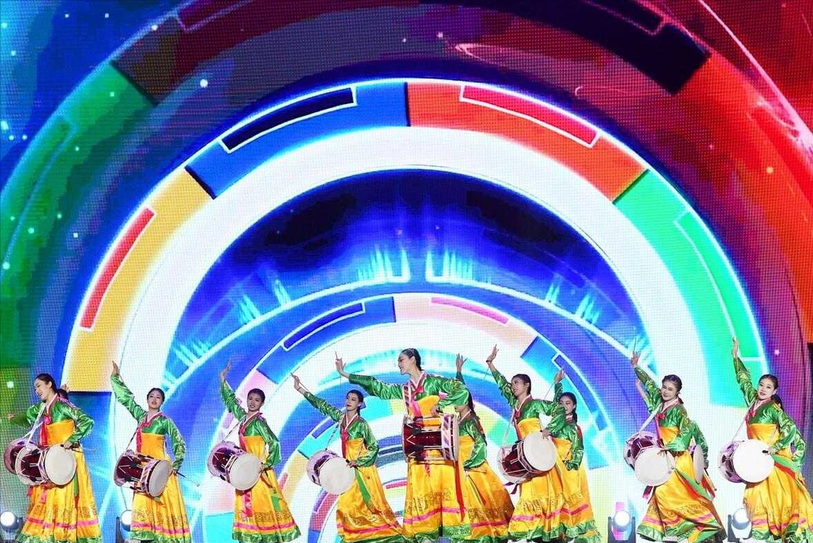 实拍朝鲜街道的情况，被美国制裁这么久，朝鲜人如今过的怎么样？