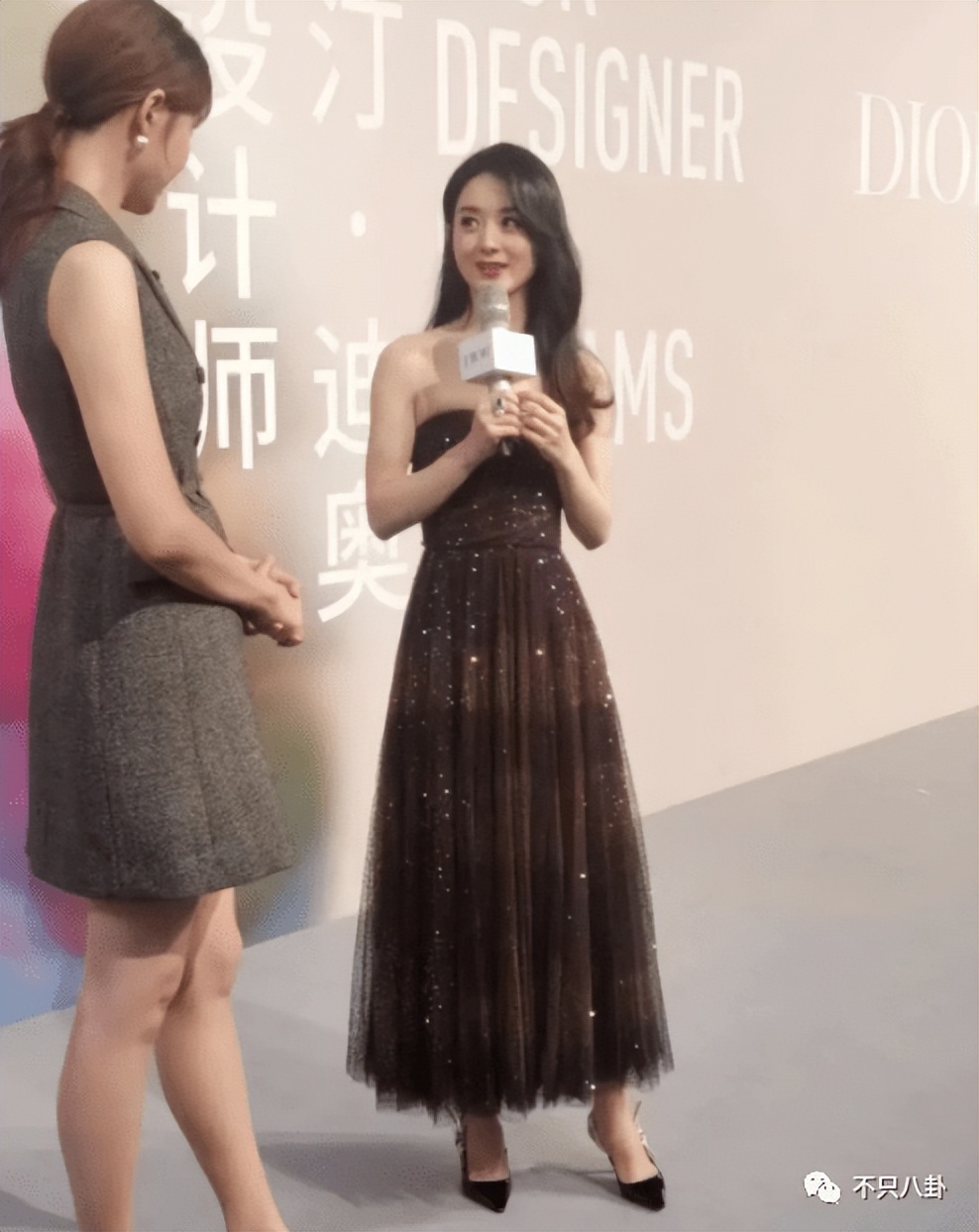 欺负人？给她找到一双合适的高跟鞋很难吗？