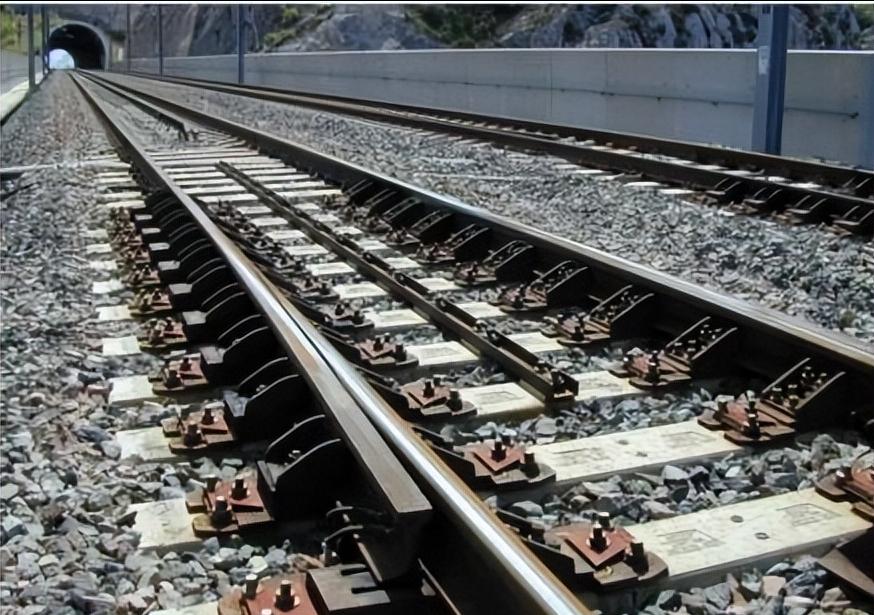 无缝钢轨防止热胀冷缩的原因,无缝钢轨如何解决热胀冷缩