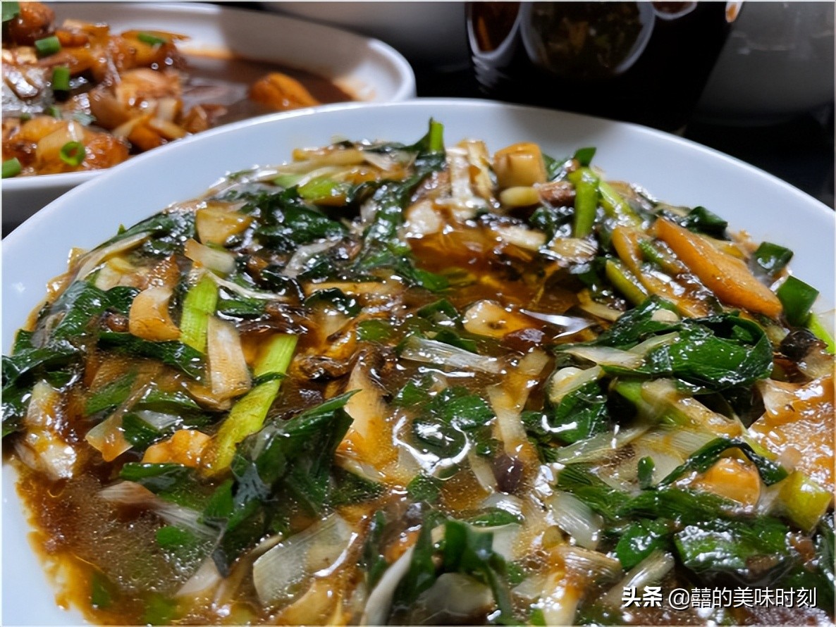 浙江大哥请客吃饭，点了12个菜却被朋友吐槽不已，网友：不识货