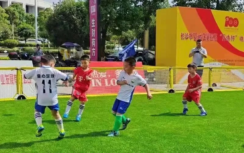 恭喜幼儿园足球比赛得奖,喜讯我校入足球特色示范校