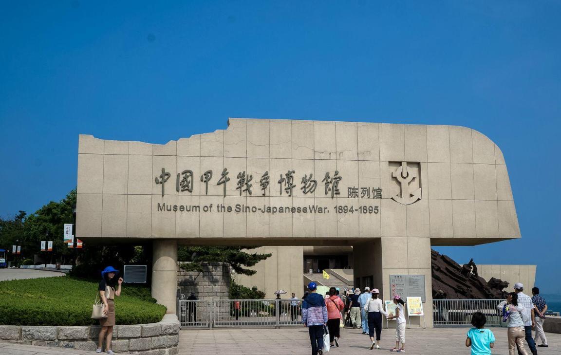 小学读物惊现丁汝昌投降图，自杀殉国的将领，怎么就“投降”了？