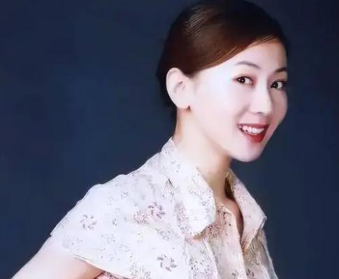 事实证明，为了钱选择当“裸模”的汤加丽，已经走上了另一条大道