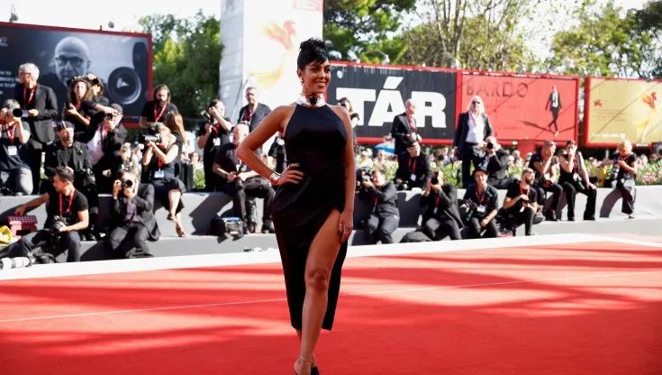 威尼斯红毯抓马多：甜茶穿红色露背装吸睛，凯特大魔王气场强…