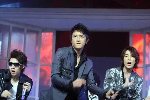 助理伺候明星捏脚,助理伺候明星跪下打伞