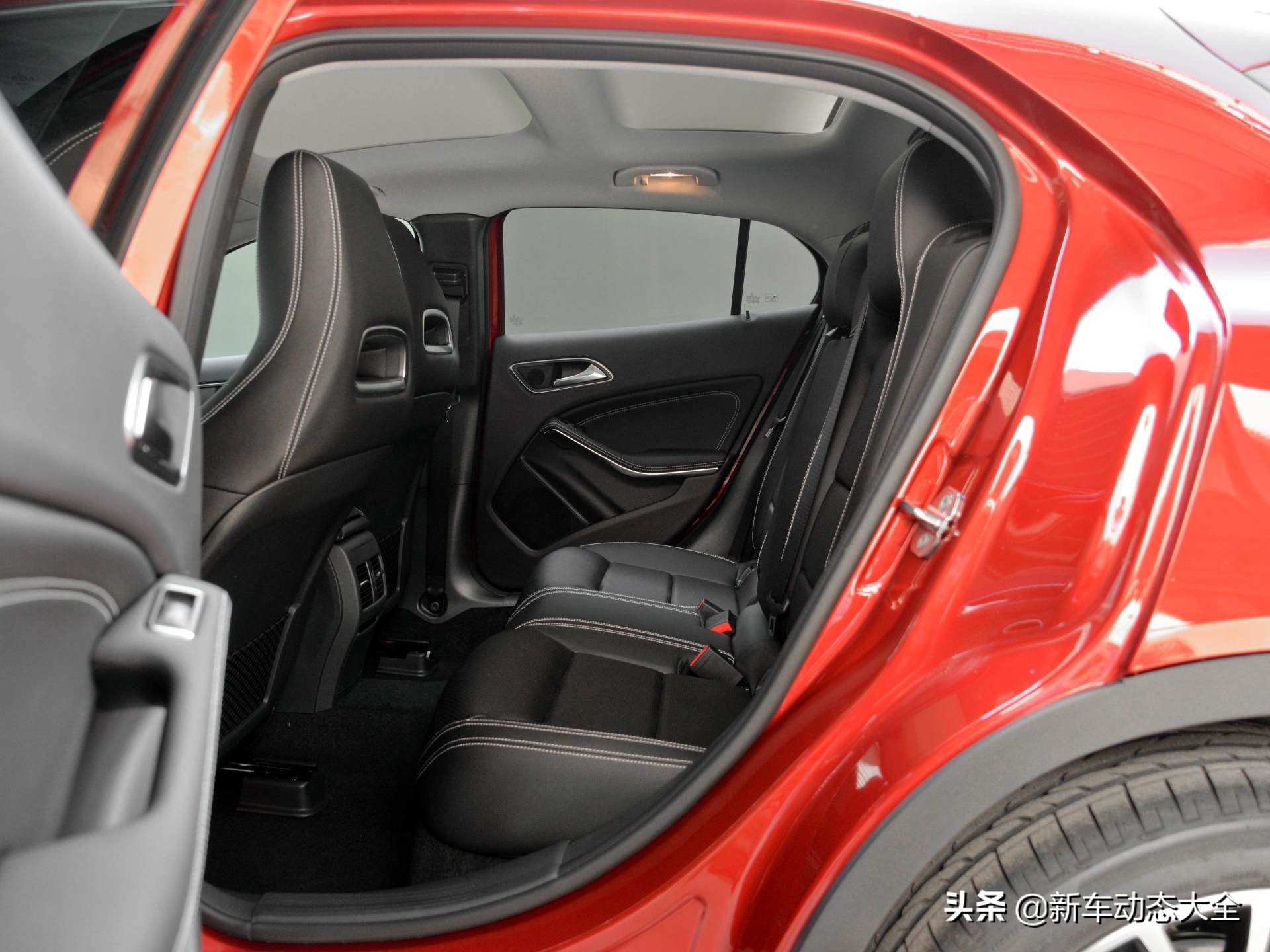 起售价26.48万，能不能比得上国产，实拍奔驰GLA