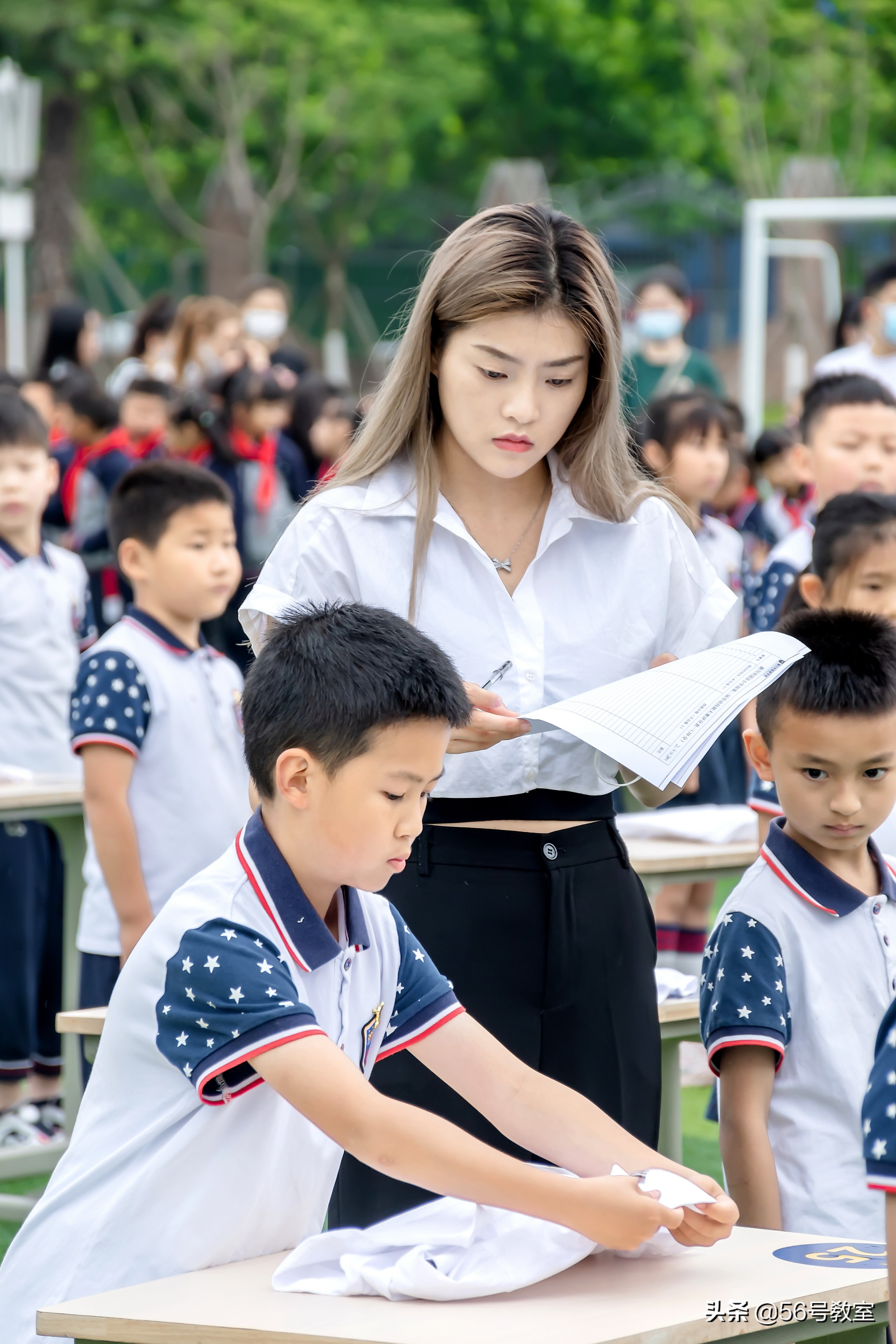 小学生叠衣服系鞋带,小学生比赛叠衣服系鞋带