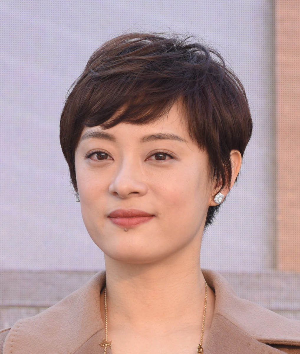 适合脸大女生的休闲风发型,头大脸小的女生适合什么发型