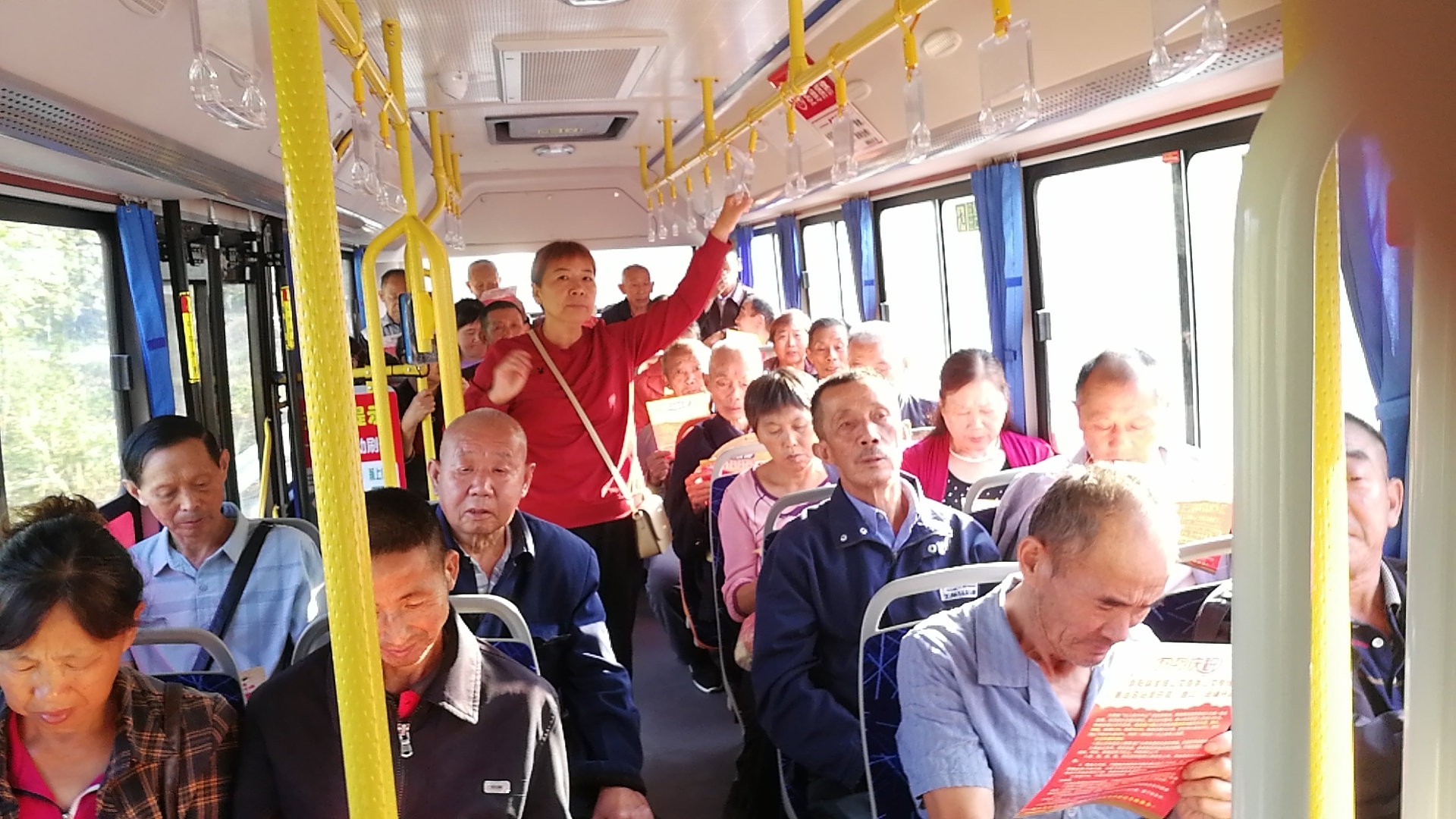 湖北崇阳：坐公交进城看大戏