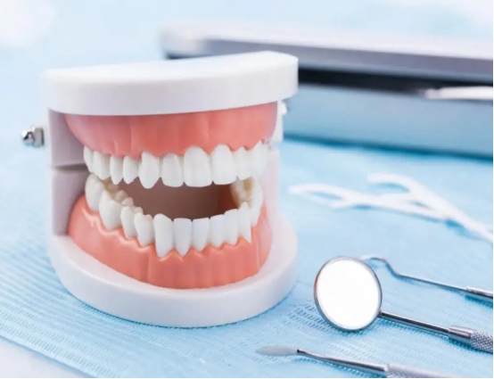 牙齿表面软软发臭的“黄泥”到底是什么?教你三招,轻松去除