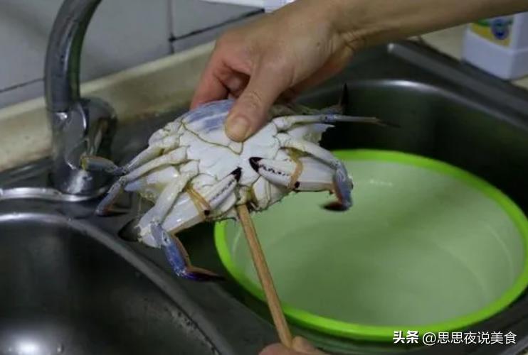 蒸螃蟹的正确方法凉水还是开水蒸,蒸螃蟹的技巧蒸几分钟