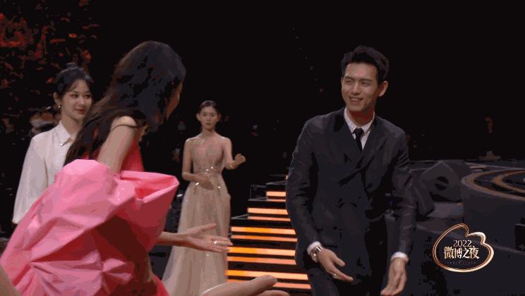 微博之夜各明星镜头,明星微博之夜照妖镜