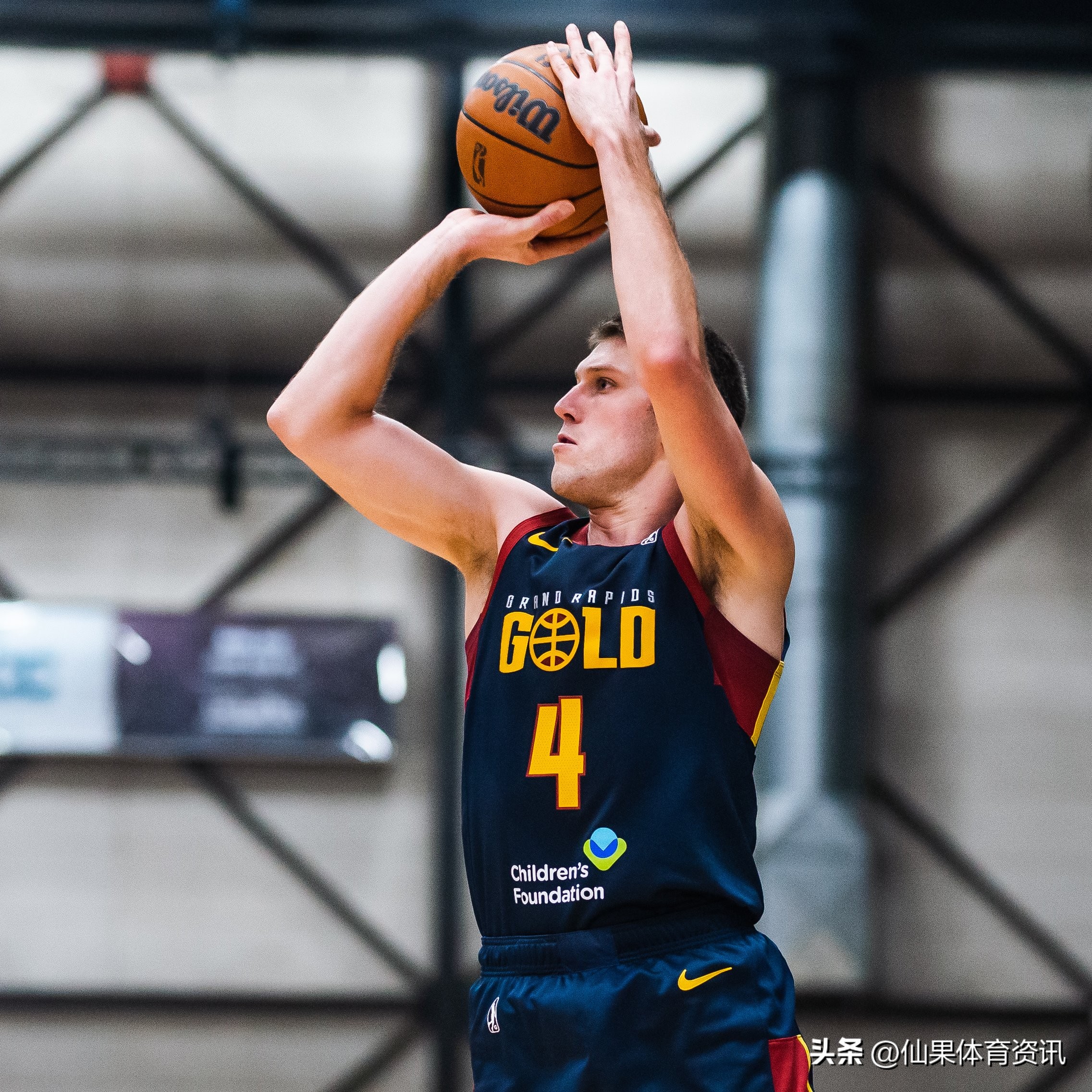 湖人马特莱恩压哨三分绝杀时刻,湖人绝杀森林狼马特莱恩