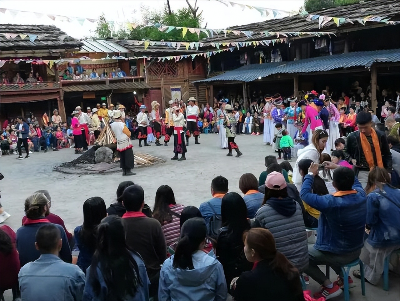 摩梭族最后一个母系社会,摩梭族为什么能保留母系氏族