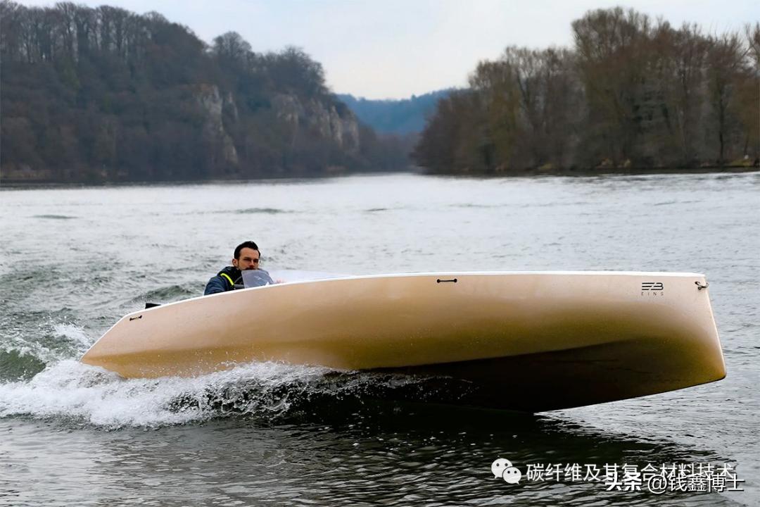 国外推出的碳纤维电动船整备重量仅89kg可用汽车运输，且价格亲民