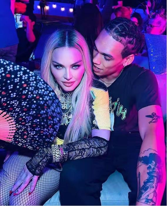 64岁歌手麦当娜玩嗨了！与23岁黑人男模当众暧昧，贴脸亲吻舔肚皮