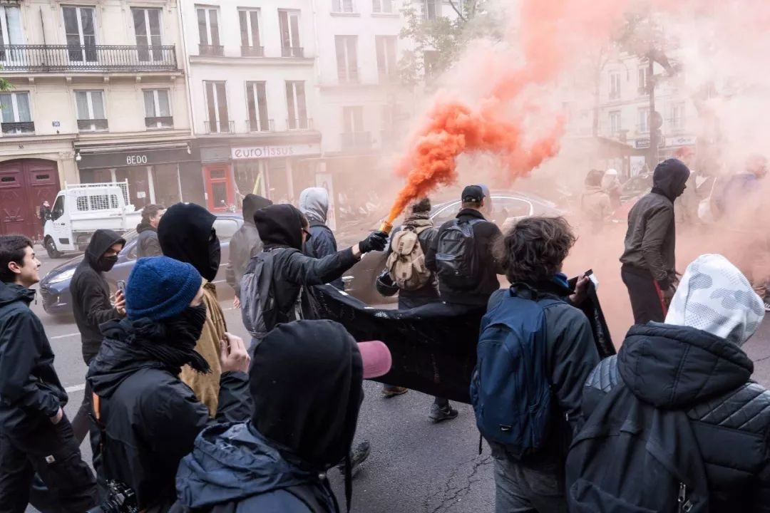 法国骚乱中国公民遇袭,法国士兵卢浮宫外遭持刀袭击