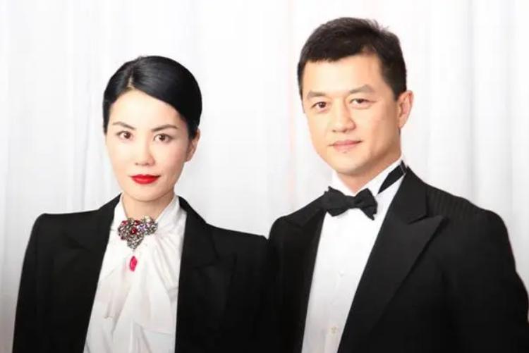 谢霆锋王菲逛街照曝光,谢霆锋王菲街头拍照王菲的穿搭