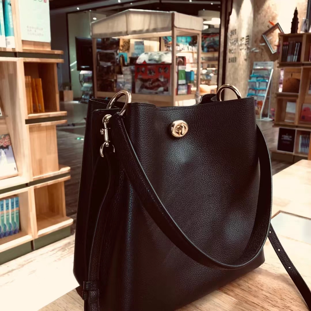 coach水桶爱心限量包新款搭配,coach包哪款最经典百搭