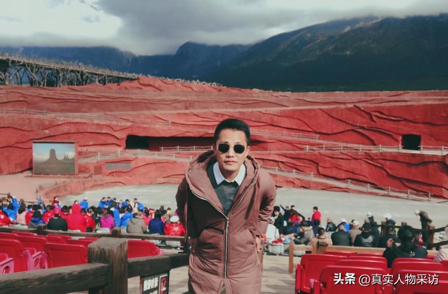 40岁养鸡一年能赚多少钱,养鸡1万只鸡一年赚50万