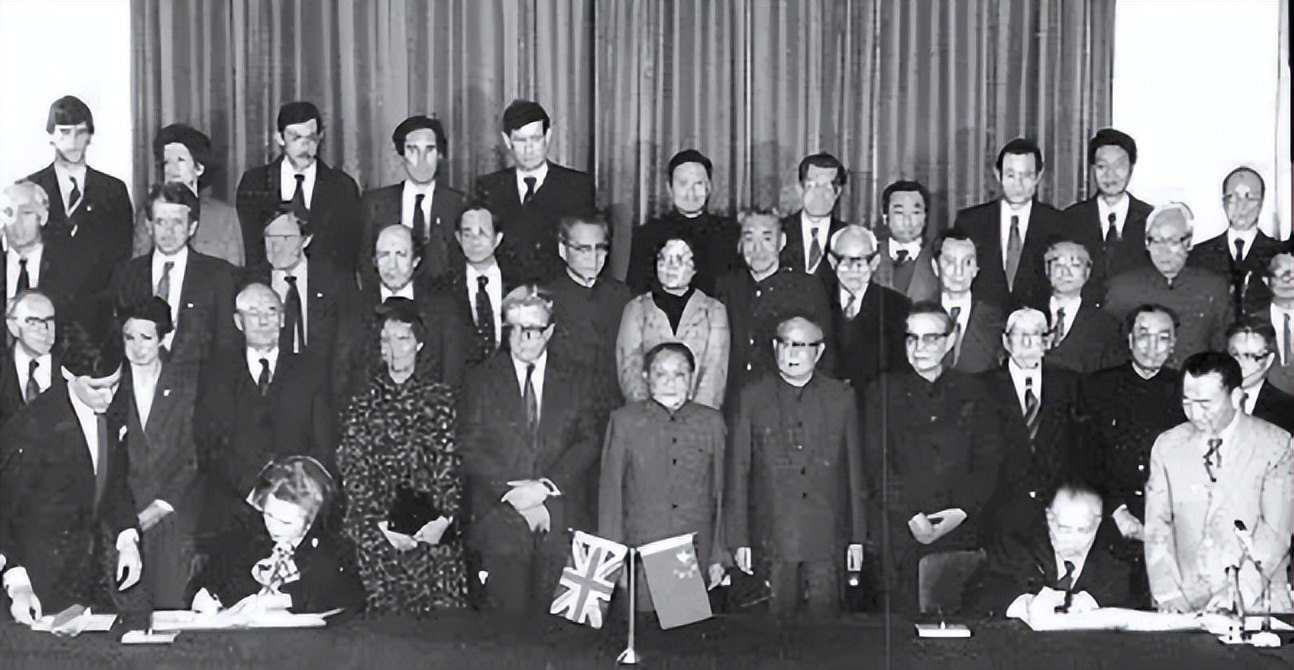 1982年，*小平邓**在谈判桌上对撒切尔霸气表态，撒切尔：残酷