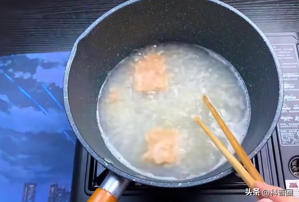 吃一块军用压缩饼干,吃一块军用压缩饼干就能顶一整天