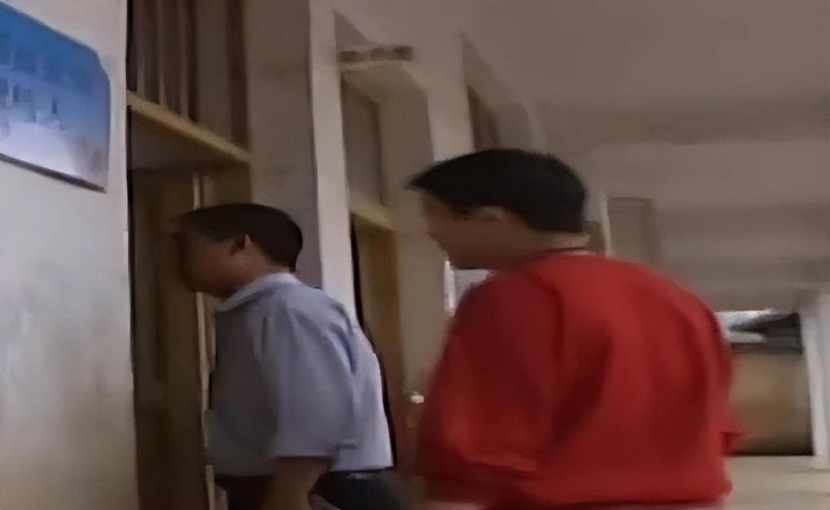 16年重庆女孩晕厥，醒来后扯头发吃，专家：吃头发对身体没有坏处