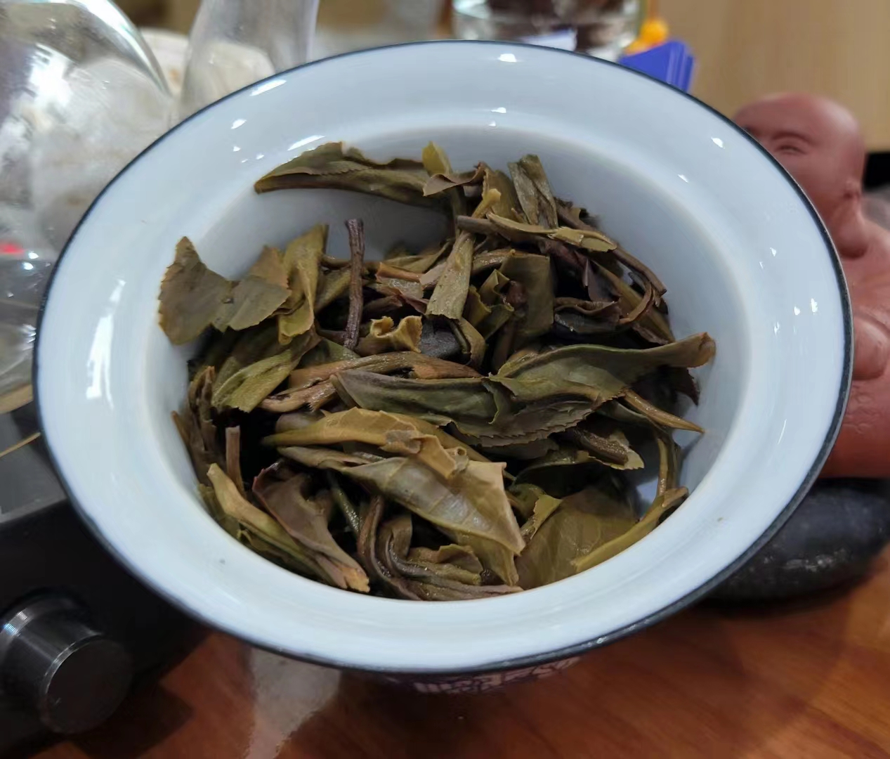 一盏茶里品百味人生,细细感受每一口茶汤的滋味