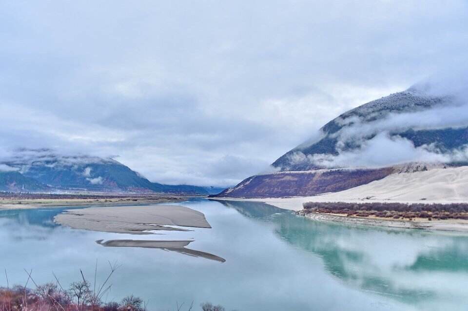 李白渡荆门送别中的思乡之情,李白出蜀入楚时的豪迈