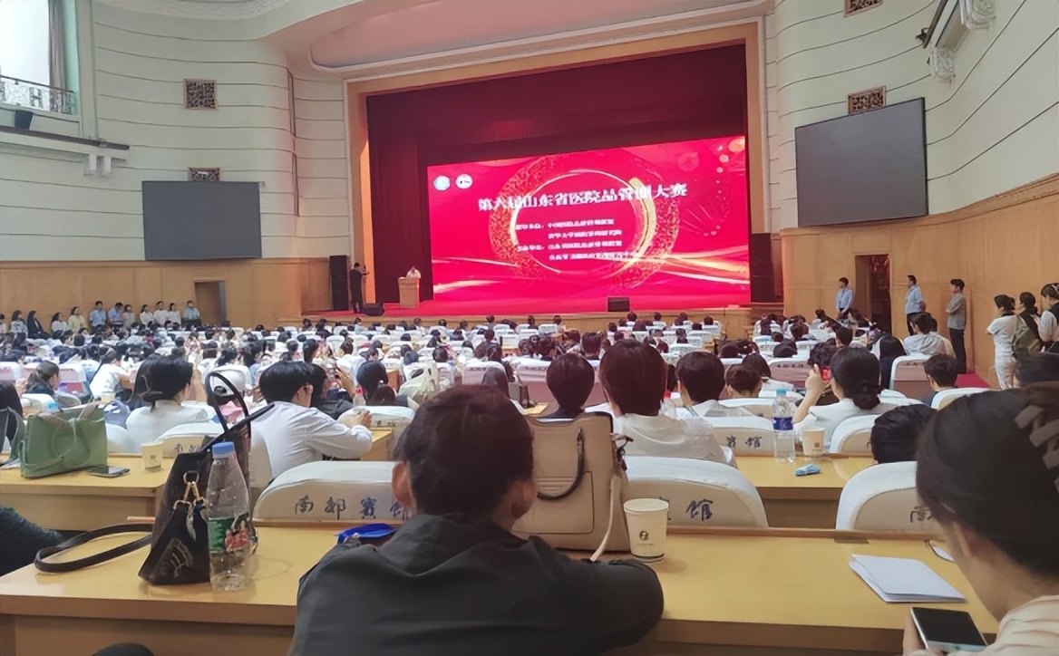 潍医附院护理人员用责任呵护患者，改善医疗服务