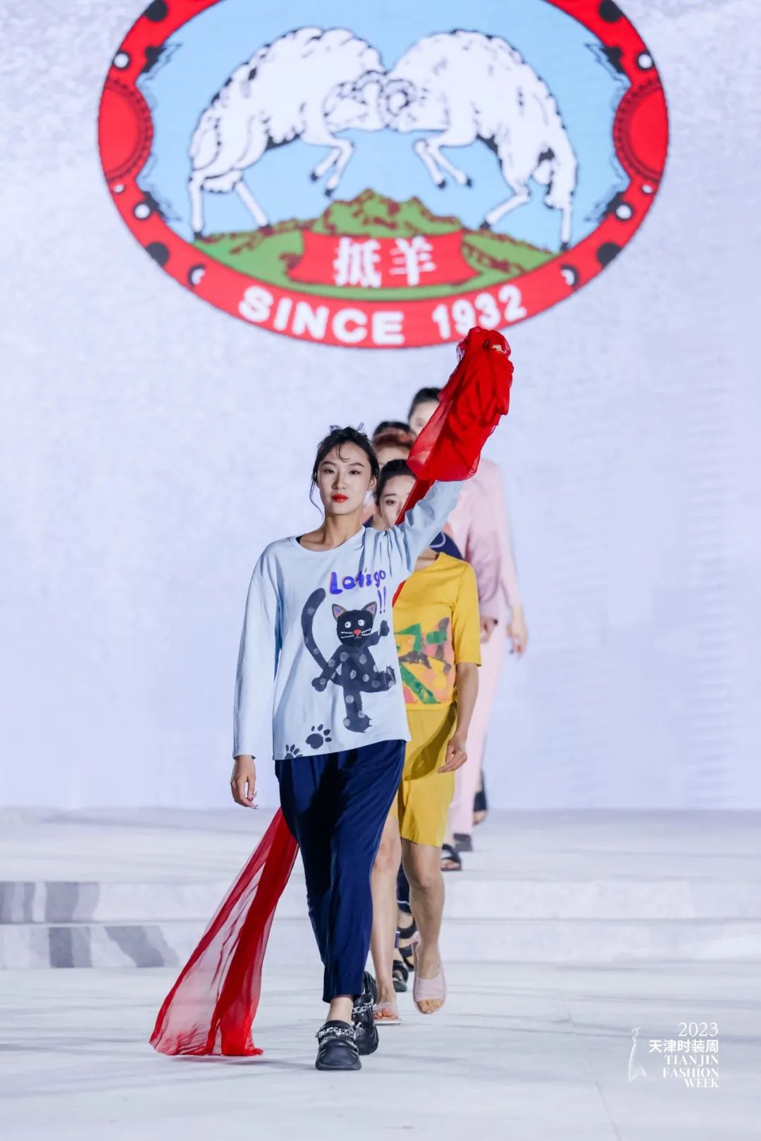 皮尔卡丹把时尚带入中国,皮尔卡丹中国服装展