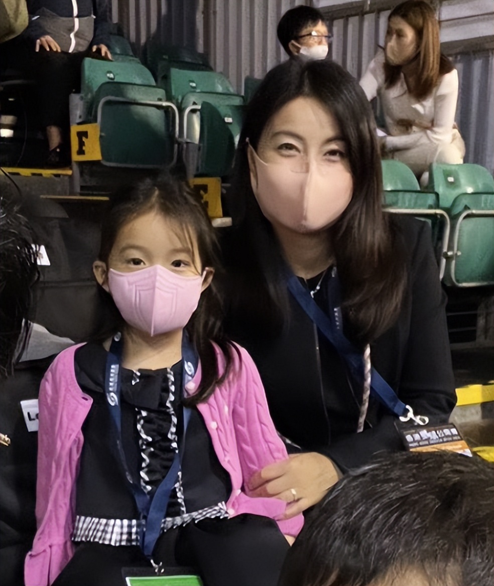 霍启刚带儿子看郭晶晶,霍启刚郭晶晶带孩子看球赛