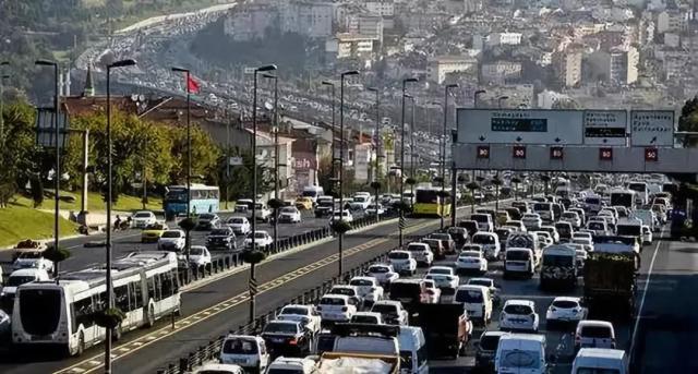 印尼是一个群岛国家，如何解决交通问题？