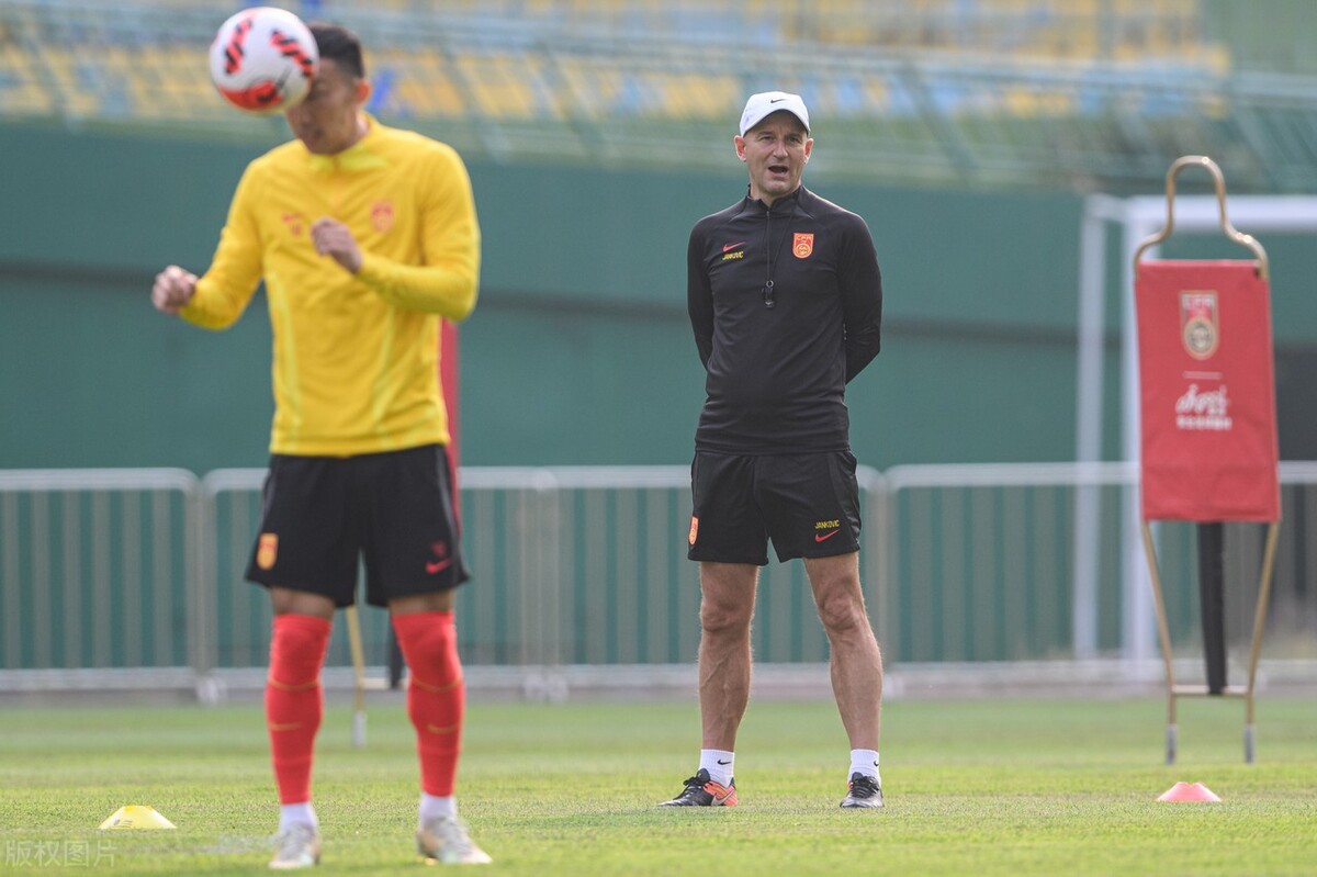 新西兰排名105但绝非鱼腩，国足想赢球并不容易，此前三战三平