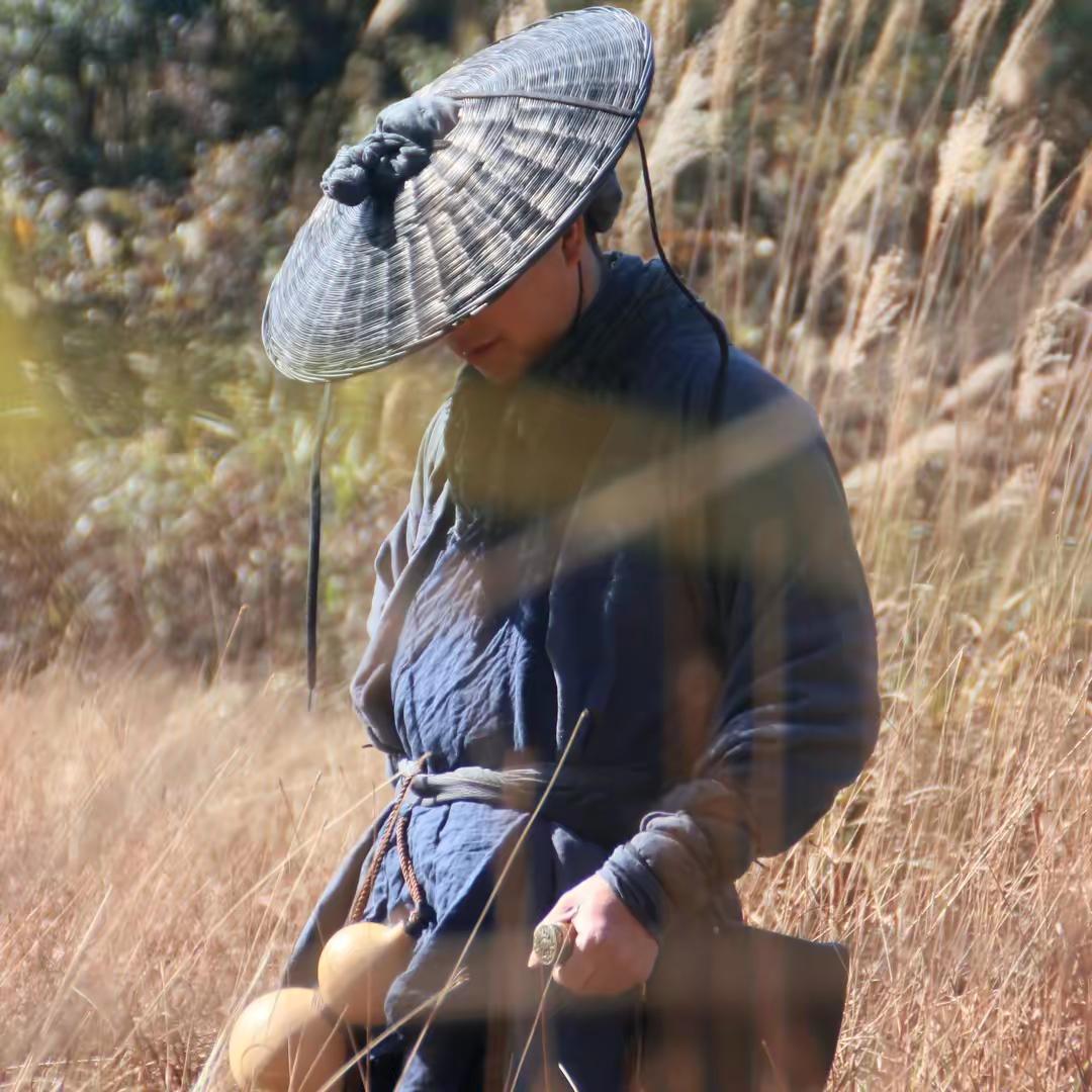 贵州穷小伙，在山里建茅草房，用武侠的方式做菜，爆火后年入百万